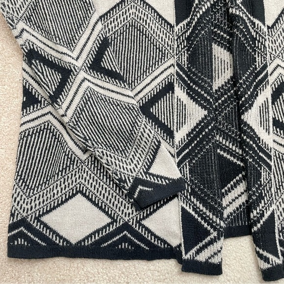Old Navy Women's Aztec Print Open Cardigan Sweater size Large in Black & Grey - Picture 6 of 9